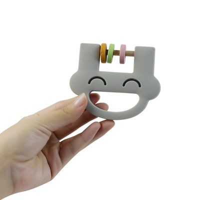 Van het Siliconejonge geitjes van het glimlachgezicht past de Leuke van het het Speelgoedsilicone Rammelaar Teether met Embleemoem ODM aan
