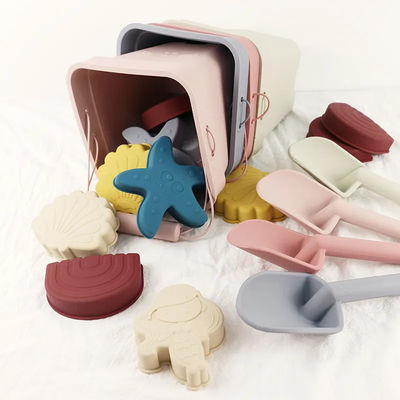 Het aangepaste die Speelgoed van het Babysilicone, de Emmer van het Siliconezand met 6 Stuk wordt geplaatst