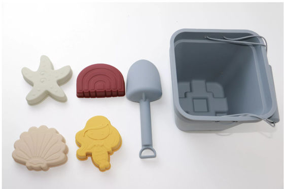 Het aangepaste die Speelgoed van het Babysilicone, de Emmer van het Siliconezand met 6 Stuk wordt geplaatst