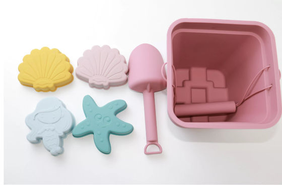 Het aangepaste die Speelgoed van het Babysilicone, de Emmer van het Siliconezand met 6 Stuk wordt geplaatst