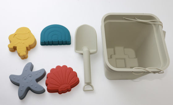 Het aangepaste die Speelgoed van het Babysilicone, de Emmer van het Siliconezand met 6 Stuk wordt geplaatst
