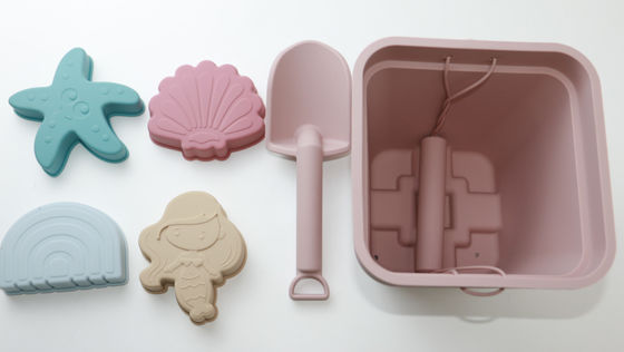 Het aangepaste die Speelgoed van het Babysilicone, de Emmer van het Siliconezand met 6 Stuk wordt geplaatst