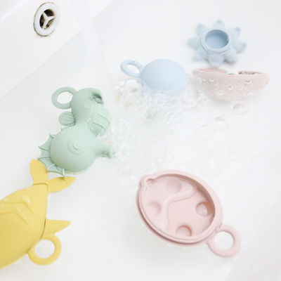 De NIEUWE jonge geitjes die van aankomstkinderen van het speelgoedbpa van het badsilicone van de het voedselrang vrij van het het tandjes krijgensilicone het waterspeelgoed drijven