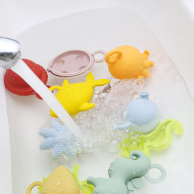 De NIEUWE jonge geitjes die van aankomstkinderen van het speelgoedbpa van het badsilicone van de het voedselrang vrij van het het tandjes krijgensilicone het waterspeelgoed drijven