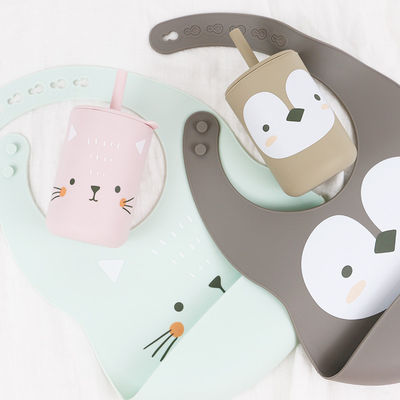 Custom zacht en comfortabel materiaal siliconen baby voeding Bib met schattig cartoon ontwerp