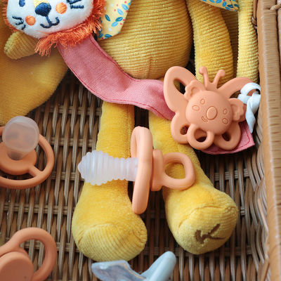 Custom schattig tekenfilmvorm Silicone fopspeen BPA-vrij baby tanden en kalmerend kind zachte fopspeen