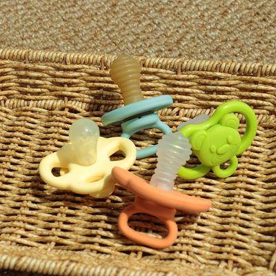 Custom schattig tekenfilmvorm Silicone fopspeen BPA-vrij baby tanden en kalmerend kind zachte fopspeen